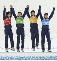　ジャンプ団体で銅メダルを獲得し、表彰台で跳び上がって喜ぶ（左から）清水礼留飛、竹内択、伊東大貴、葛西紀明＝ソチ（共同）