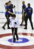 スウェーデン(奥)に敗れて準決勝進出を逃し、悔しそうに引き揚げる小笠原=ソチ(共同)