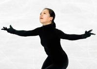 公式練習で調整する鈴木明子(共同)