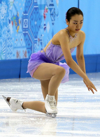 最初のトリプルアクセルで転倒する浅田真央=ソチ(撮影・飯室逸平)〓〓