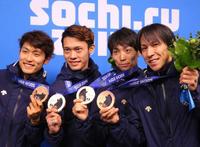 銅メダルを手にする(右から)葛西紀明、伊東大貴、竹内択、清水礼留飛(撮影・飯室逸平)
