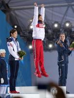 フィギュアの表彰で金メダルに歓喜するアデリナ・ソトニコワ（中央）手前は銀メダルのキム・ヨナ（撮影・飯室逸平）