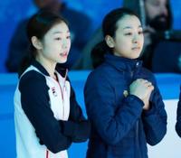 エキシビションの練習に参加した浅田真央(右)とキム・ヨナ=ソチ(共同)