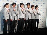 　オメガから腕時計を贈呈された左から鈴木、町田、小平、加藤、小笠原、船山