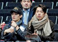 スタンドで並んで観戦する高橋大輔(右)と小塚崇彦