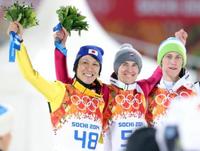 念願のメダルを獲得し歓喜の表情を見せる（左から）葛西紀明、ストッフ、プレヴツ（撮影・飯室逸平）