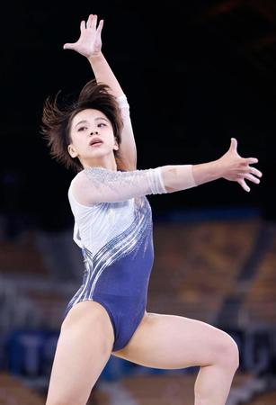 　体操女子種目別床運動決勝で演技する村上茉愛