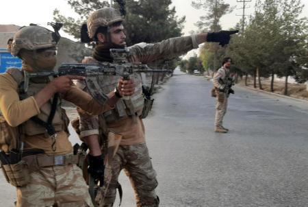 　アフガニスタン南部ラシュカルガーで反政府武装勢力タリバンとの戦闘中にパトロールするアフガン特殊部隊員＝３日（ＡＰ＝共同）