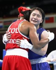 　ボクシング女子フライ級準々決勝でコロンビア選手（左）に勝利し、健闘をたたえ合う並木月海＝１日、両国国技館