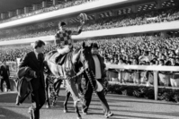 優勝した米国牝馬のメアジードーツと、当時まだ19歳だった鞍上のC・アスムッセン