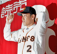 中日から大減俸提示を受けて契約がまとまらず退団、巨人へ移籍した井端