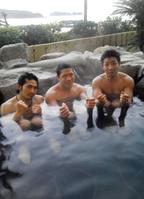 白浜合宿中、温泉につかり疲れを癒やす六島ジムのベテラン3人衆。(左から)高田小次郎、鈴木哲也、細川貴之=和歌山県白浜