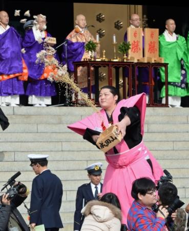 千葉・成田山新勝寺の節分会（２月３日）で豪快に豆をまく遠藤