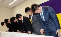 深々と頭を下げる(右から)平原康多、武田豊樹、村上義弘、伏見俊昭、長塚智広、新田祐大=2月14日、東京都板橋区の日本競輪選手会本部(撮影・吉澤敬太)