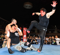 大仁田(中)にキックを打ち込む貴闘力(右)=4月16日、代々木第二体育館