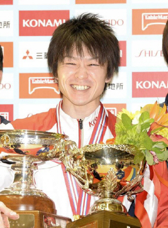 　体操全日本選手権で史上初の７連覇を達成した内村航平