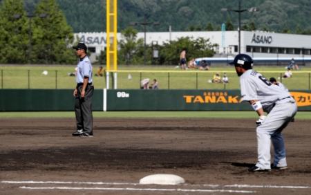 ウエスタンの阪神‐中日戦では一人の塁審が熱中症で退き、ほかの塁審がポジションを変えて試合を進行した＝７月２６日、三条パール金属スタジアム