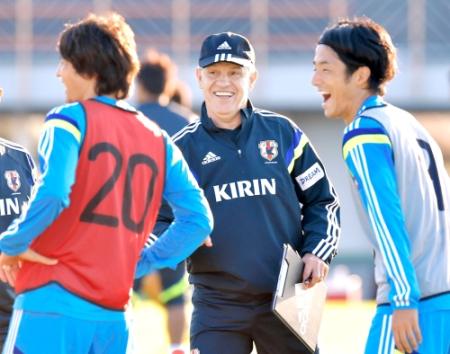 笑顔で練習を見つめる日本代表のアギーレ監督（中央）。左は細貝、右は森岡