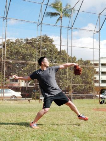 　ハワイへの優勝旅行中、ファーストミットでキャッチボールを行った巨人・阿部