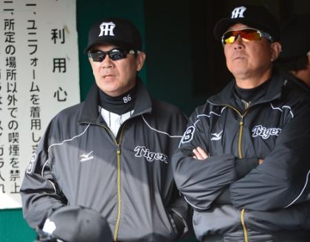 ベンチから試合を見つめる和田監督（左）と平田ヘッドコーチ
