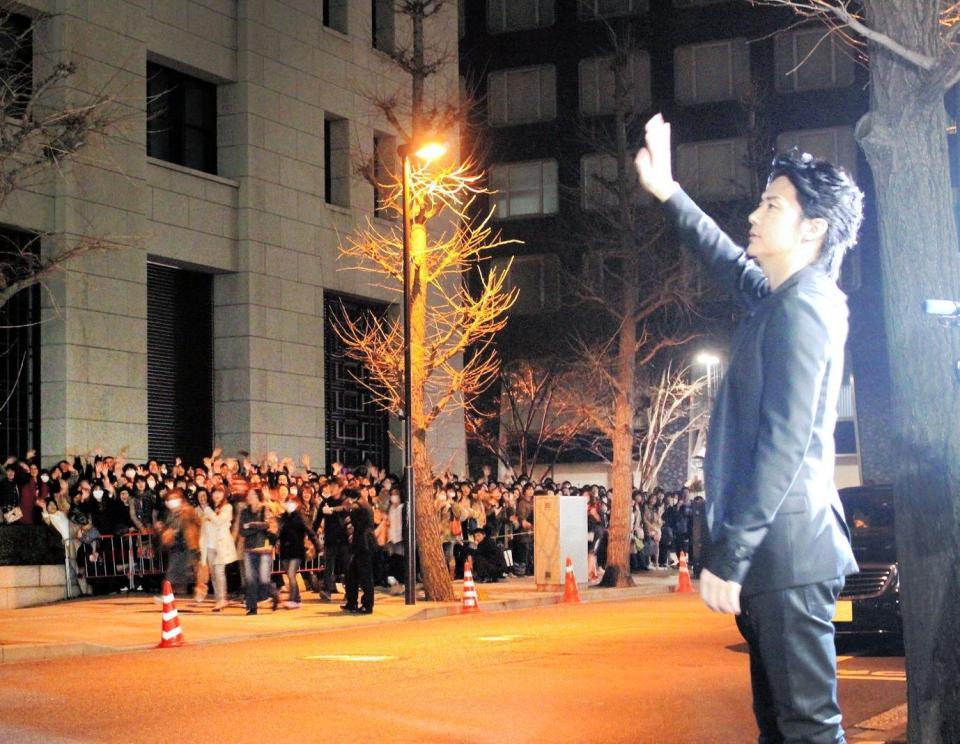 最終回放送後、ニッポン放送前に集まったファンに手を振る福山雅治