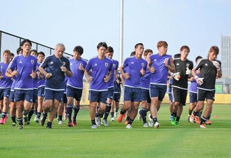 東アジア杯開催地の中国・武漢で、選手とともにランニングするハリルホジッチ監督（前列左から２人目）