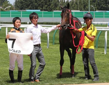 　札幌５Ｒ新馬戦でデビュー勝ちを飾ったジープルメリアと加藤騎手（左端）＝８月１日