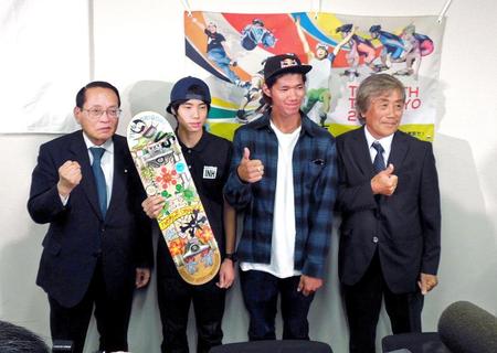 　東京五輪の追加種目にスケートボードが決まり、喜ぶ（左から）平沢会長、堀米、瀬尻、宮沢委員長