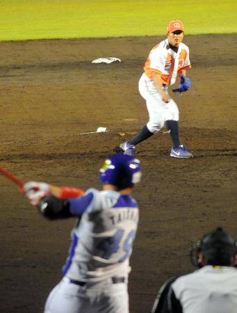 11日の愛媛ー徳島戦、徳島・張泰山が愛媛・陽建福から左翼線二塁打を放つ