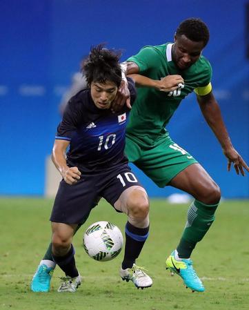 リオ五輪サッカー男子日本代表はブラジルで熱戦を繰り広げている（写真左はＭＦ中島）