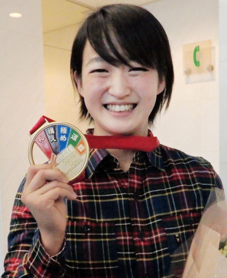 五輪を意識して？５色の「日本語」があしらわれた金メダルを手に笑顔の清水希容