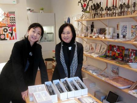 スウェーデンの小物などに囲まれ、店頭に立つ川上麻衣子（左）と母・玲子さん＝東京・谷中の「ＳＷＥＤＥＮ　ＧＲＡＣＥ」