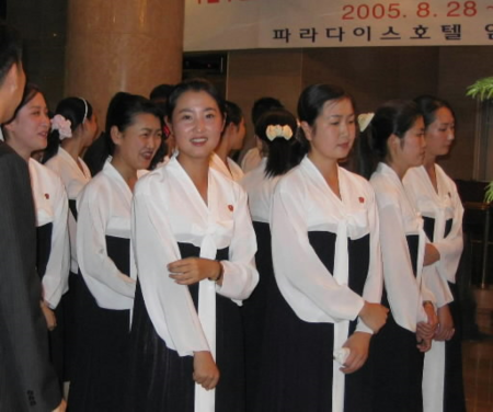 ２００５年９月、滞在先のホテルで笑顔を見せる北朝鮮の「美女軍団」