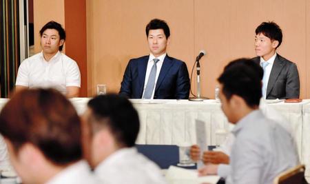 プロ野球選手会（左から）柳田悠岐副会長、炭谷銀仁朗会長、大島洋平理事長
