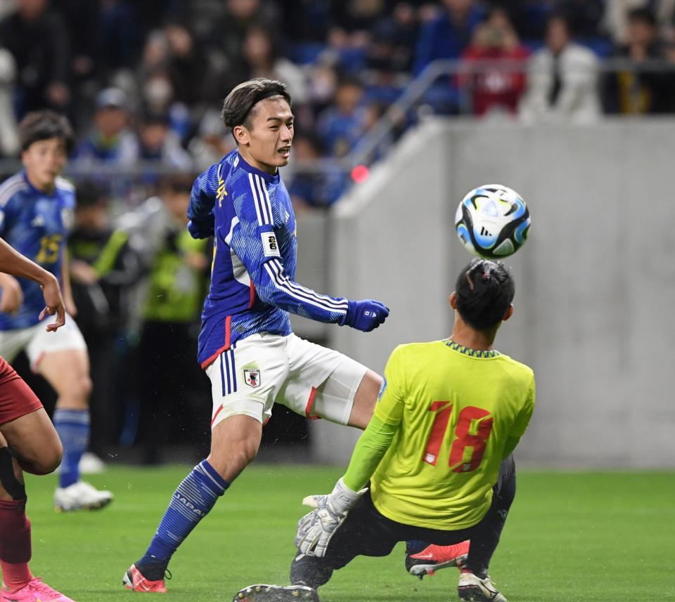 　後半、チーム４点目を決める上田綺世＝１６日