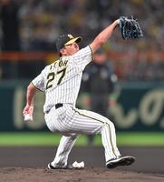 　日本シリーズ第３戦で力投する伊藤将＝１０月３１日