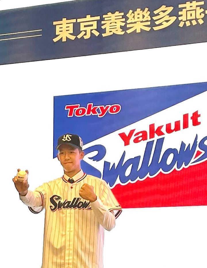 　指名あいさつを受け、ヤクルトの帽子をかぶる台湾・鶯歌工商高の高橋翔聖（球団提供）