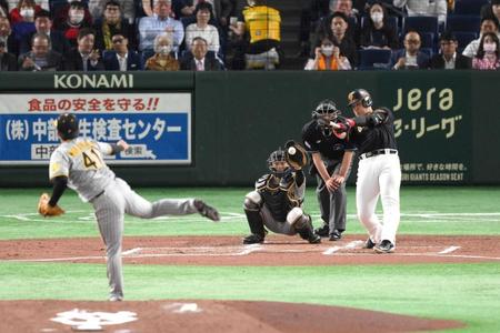 　２回、岡本和が空振り三振に倒れる（投手は村上）＝４月１２日、東京ドーム