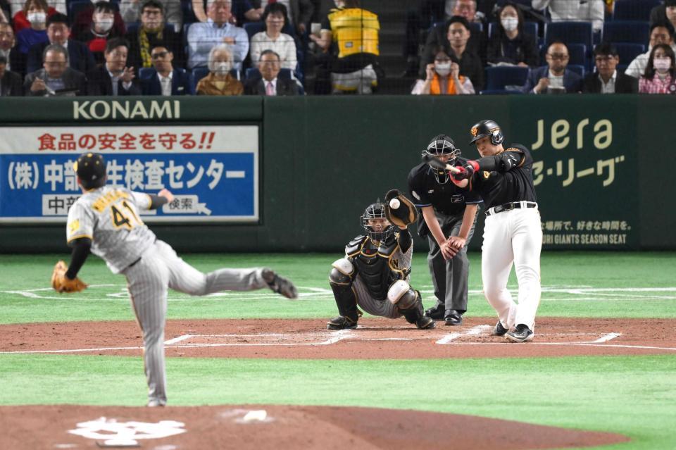 　２回、岡本和が空振り三振に倒れる（投手は村上）＝４月１２日、東京ドーム