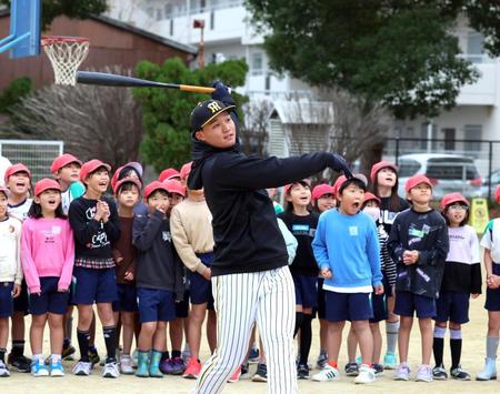 　子どもたちにバッティングを披露する森下（撮影・山口登）