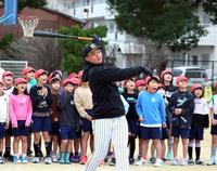 　子どもたちにバッティングを披露する森下（撮影・山口登）