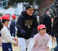 　子どもたちと交流し笑顔を見せる阪神・森下（撮影・山口登）