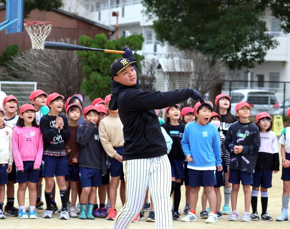 　子どもたちにバッティングを披露する森下（撮影・山口登）