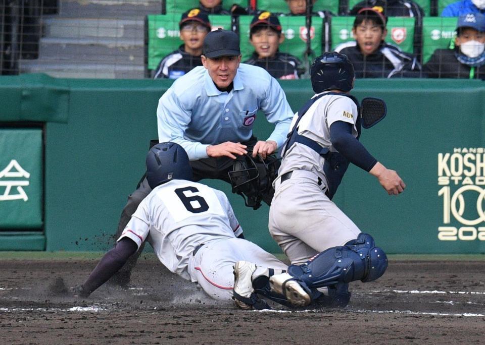 京都国際－青森山田の八回１死一、三塁で一塁走者が挟まれる間に、京都国際の三塁走者・藤本が本盗を決める＝２１日