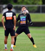 　トレーニングする三浦知良（右）＝２日