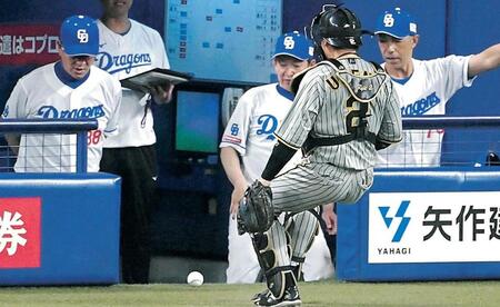 　８回、ゲラの暴投球が中日ベンチに入るのを見届ける梅野（１４日）