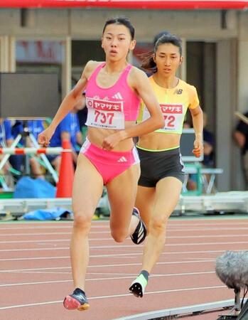 　日本選手権女子８００メートル予選で田中希実の前を走る久保凛＝６月２９日