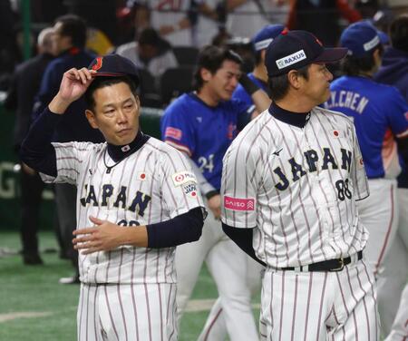 　優勝を逃し厳しい表情を見せる井端監督（左）＝２４日