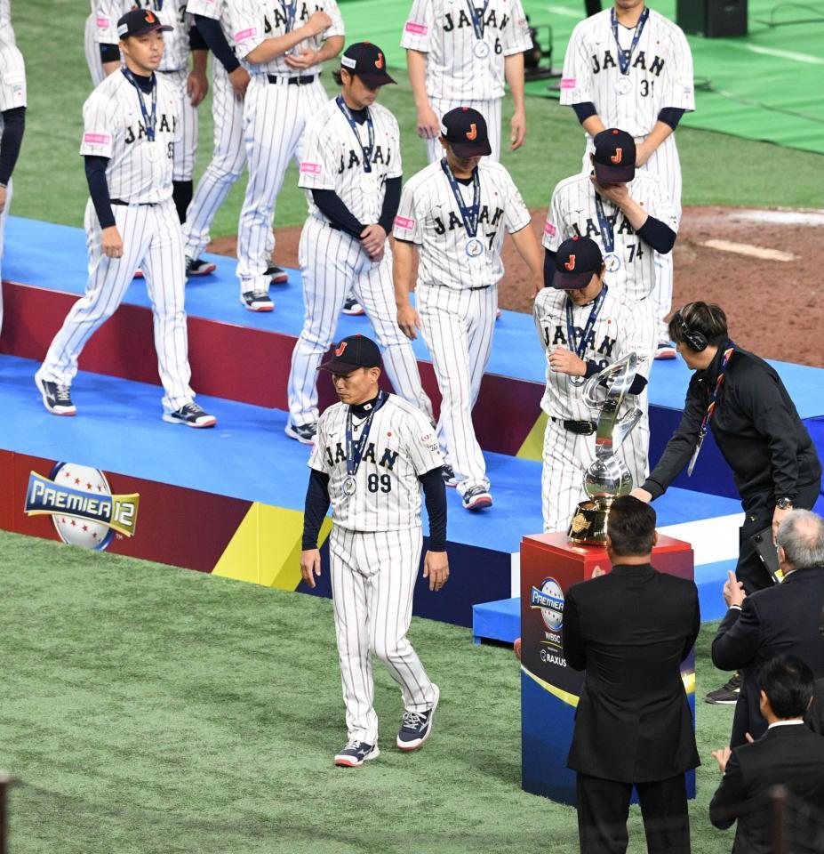 　準優勝の井端監督＝２４日