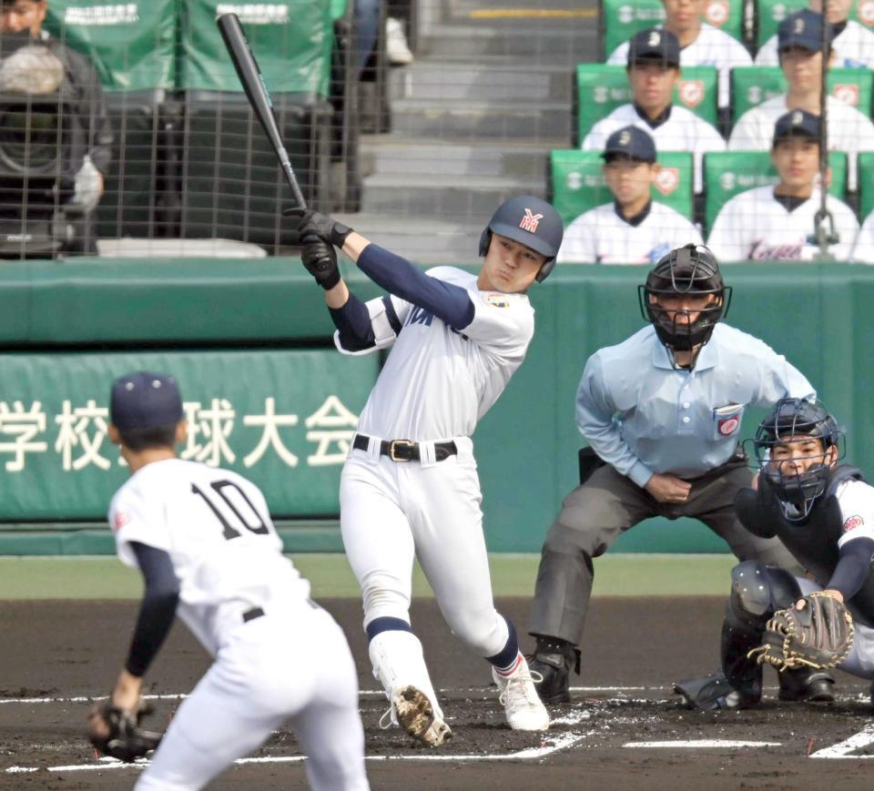 　沖縄尚学戦の１回、先制３ランを放つ横浜・阿部葉＝３月２４日